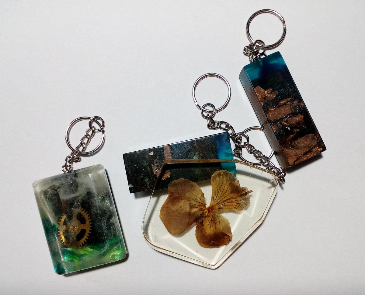 DesignHandcraft's tweet photo. Special gift for special customers.
#wood #resin #keyring #gifts #pansy https://t.co/qyfhBWMGgl