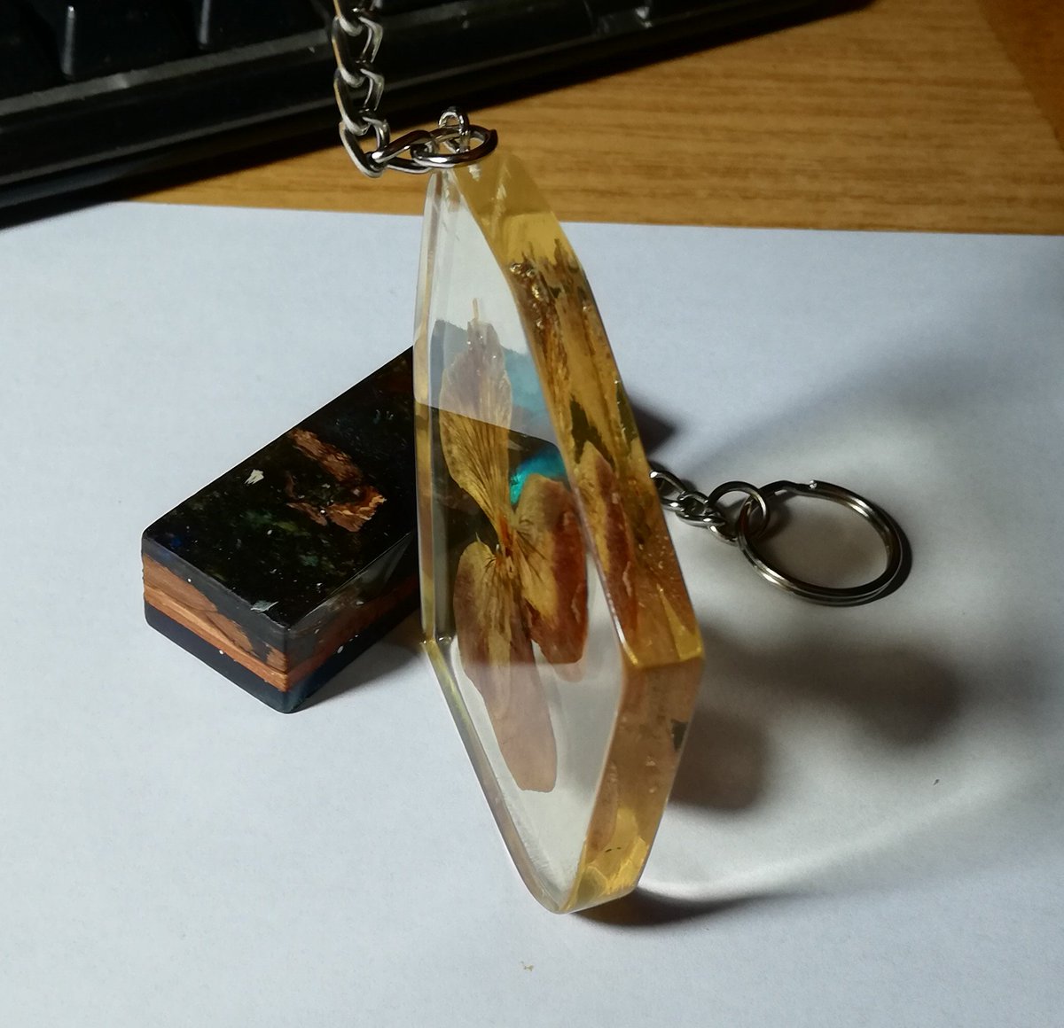 DesignHandcraft's tweet photo. Special gift for special customers.
#wood #resin #keyring #gifts #pansy https://t.co/qyfhBWMGgl