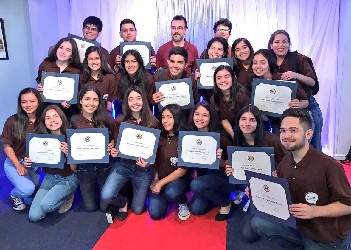 laembajada's tweet image. Un total de 71 jóvenes de Asunción, San Lorenzo y Coronel Oviedo culminaron con éxito sus clases de inglés bajo el Progrma de Becas Access. Dos años intensos de aprendizaje, experiencias, intercambios y acercamiento a la cultura de los #EEUU 🔝🇺🇸
Felicitaciones! #GoAccess 🥇👏🏼