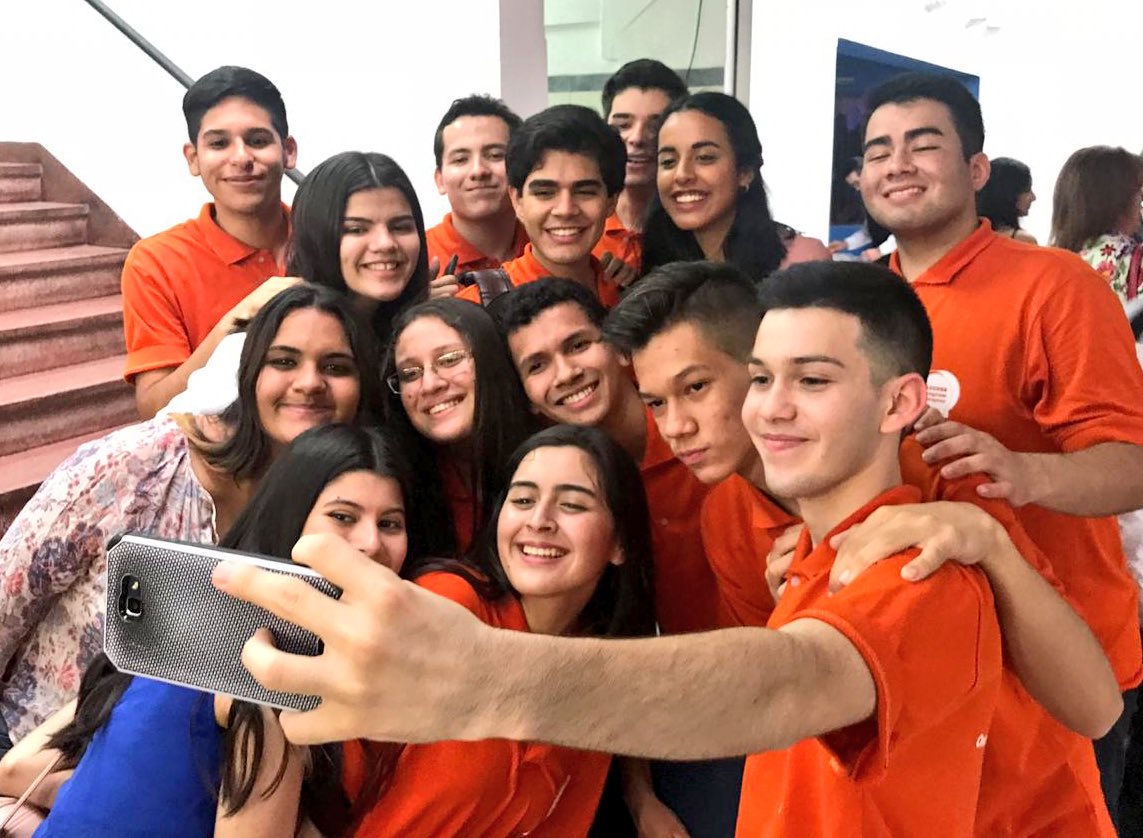 laembajada's tweet image. Un total de 71 jóvenes de Asunción, San Lorenzo y Coronel Oviedo culminaron con éxito sus clases de inglés bajo el Progrma de Becas Access. Dos años intensos de aprendizaje, experiencias, intercambios y acercamiento a la cultura de los #EEUU 🔝🇺🇸
Felicitaciones! #GoAccess 🥇👏🏼