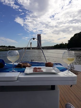 monterogrove's tweet photo. Venir a #Sevilla y disfrutar de @Funridesevilla no es una opción. Es una obligación.

Viajar por el #Guadalquivir en un yate de #lujo es simplemente indescriptible...

#12deOctubre https://t.co/lsM75m2ovK