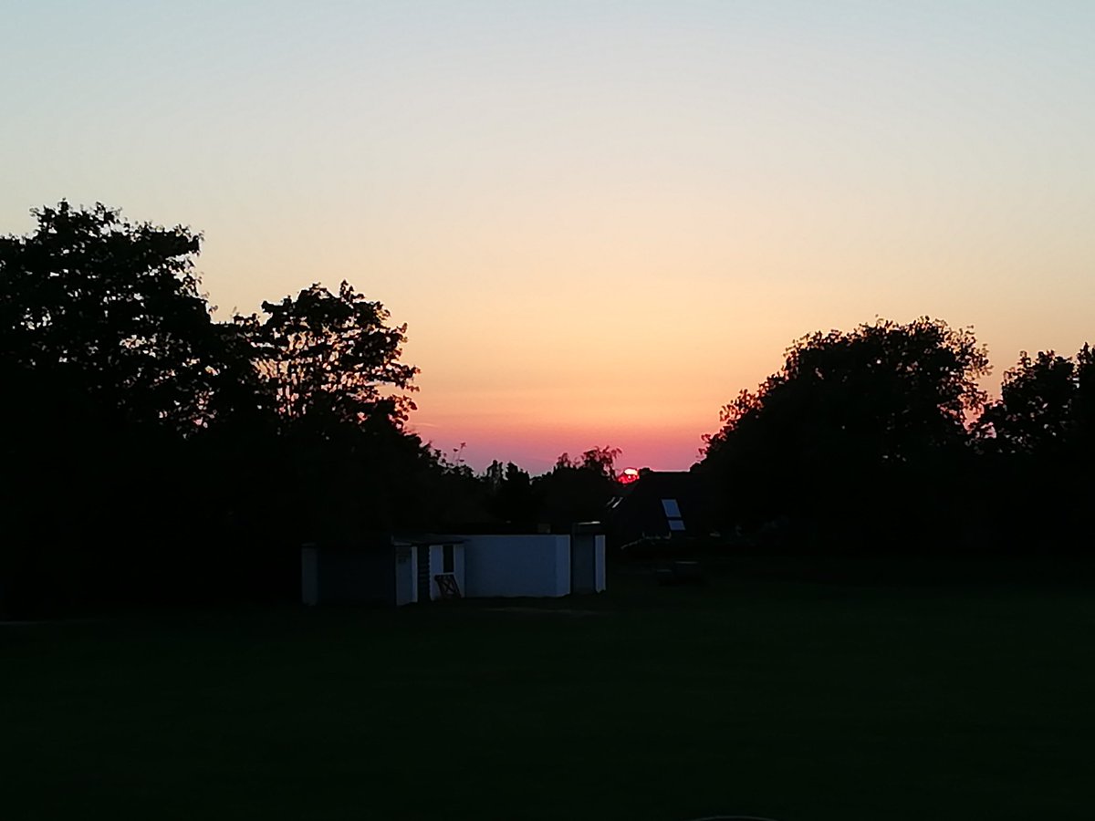 lee_zumba's tweet photo. Ahh sunset view pre Zumba sessions 💛#zumbafitness #ZumbaFeels #zumbalove https://t.co/LrRoPBQfbg