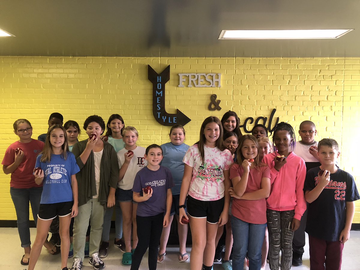 PCMS FFA students led our celebration of NC Crunch, promoting healthy eating and NC agriculture.  #NCCrunch #F2SMonth @F2SCoalitionNC #PQProud