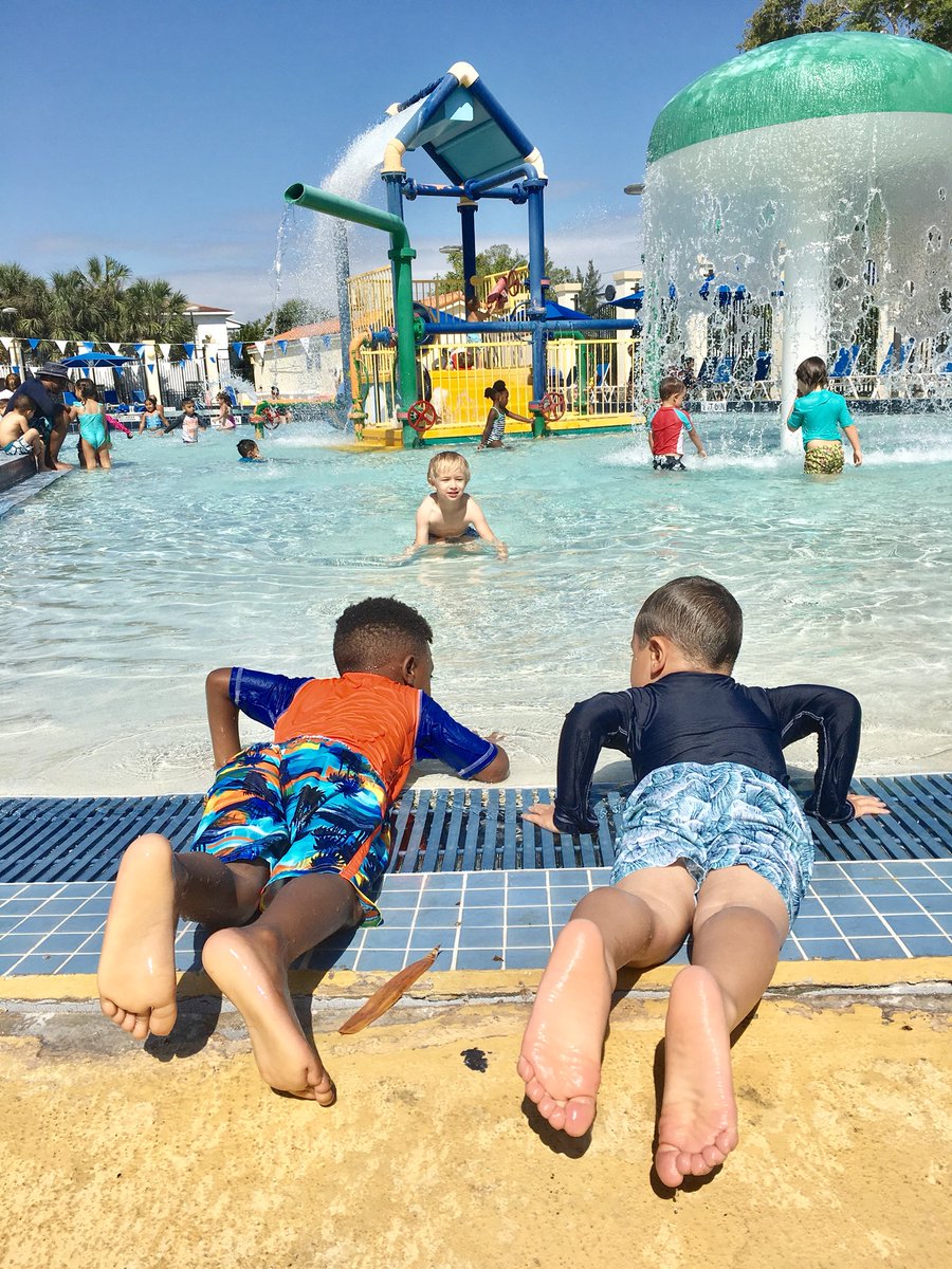 MiamiBeachNews's tweet photo. Get outside &amp; play today! Parks are the anchors of healthy &amp; livable communities. Take a #10MinWalk to your nearest park &amp; celebrate national #WalkToAParkDay. #MBParks 🌴🤸🏽‍♀️ https://t.co/RFye1SQiXy