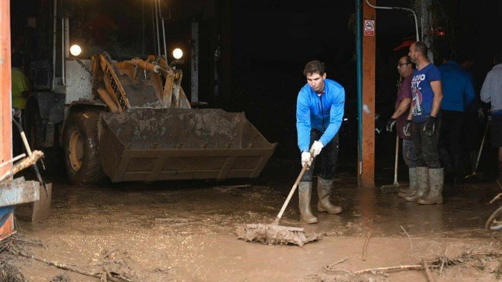 fran_navarr0's tweet photo. La diferencia entre Rafa Nadal y otro deportista millonario de elite cualquiera despues de las inundaciones de Mallorca. Otro donaría dinero para ayudar. Rafa directamente se remanga y empieza a achicar barro y agua como si nada. Hay persona detrás del deportista https://t.co/QdL9vp3vc3