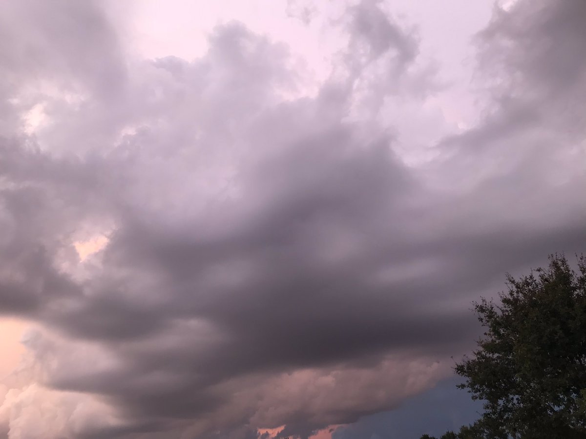 david85310's tweet photo. #Vendée #meteo85 ciel chargé ce soir sur le tablier quelques 🌩 se font entendre 👂 # https://t.co/3V0kDcBuQ9