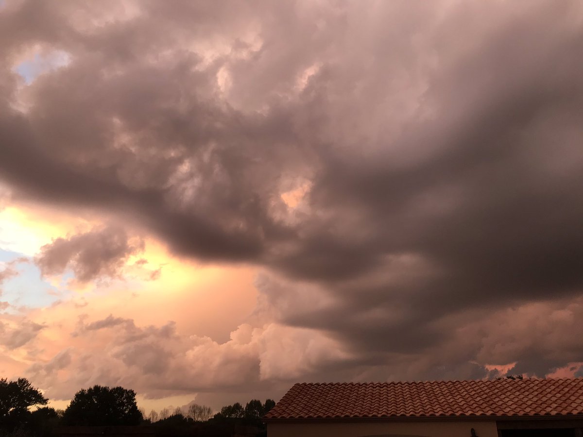 david85310's tweet photo. #Vendée #meteo85 ciel chargé ce soir sur le tablier quelques 🌩 se font entendre 👂 # https://t.co/3V0kDcBuQ9