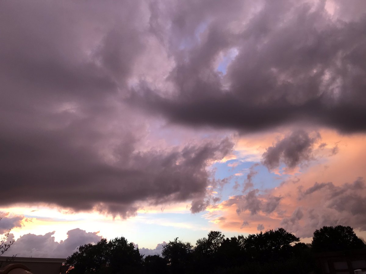 david85310's tweet photo. #Vendée #meteo85 ciel chargé ce soir sur le tablier quelques 🌩 se font entendre 👂 # https://t.co/3V0kDcBuQ9