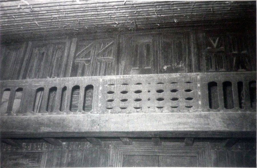 Some of the multi-storey buildings built in the Igbo area before Westernisation were also photographed by Zbigniew Dmochowski. Photos: attic stairs of a Aninwande Oniya's house in Ngwo, and a house of elder Onye Ukilo Ogbonna in Bende.