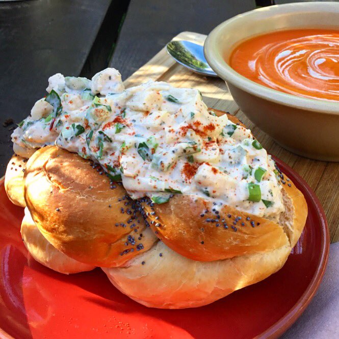 thehungrygecko's tweet photo. Lobsta Rolls with smoky pepper ‘bisque’ 🌱New England inspired recipe great for crossover weather like today, when it’s sunny but still want something warm &amp; comforting to eat 🤗
#fauxfish #lobstaroll #veganmockmeatrevolution #vegan #veggie #veganlobsta #vegano https://t.co/mfNKGNrx3g