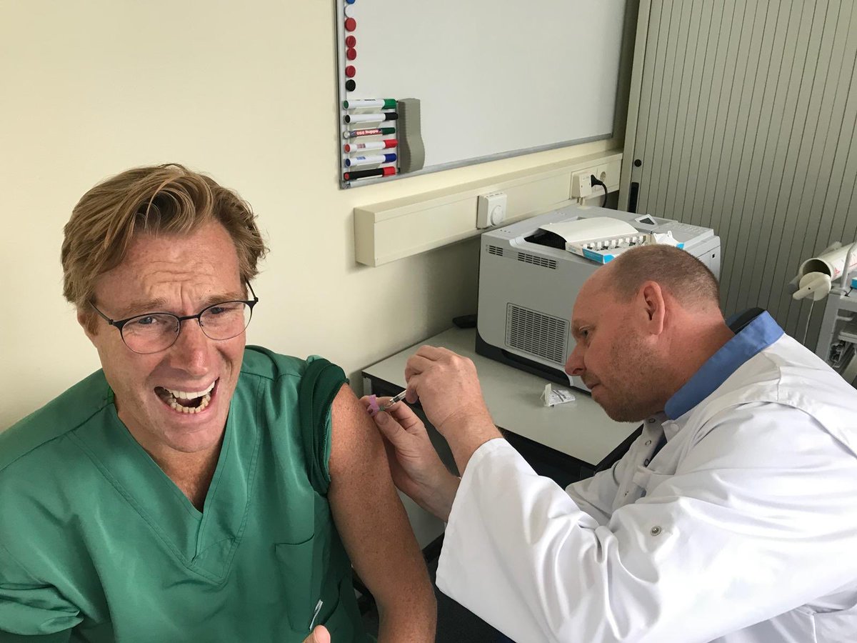 Bestuurslid en chirurg <a href="/Hacense/">Huib Cense</a> krijgt de #griepprik. Onlangs startte een campagne  om de vaccinatiegraad onder medewerkers in het ziekenhuis te verhogen demedischspecialist.nl/nieuws/campagn… <a href="/nvzziekenhuizen/">NVZ</a> <a href="/VenVN/">V&VN</a>