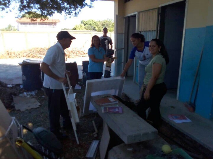 redsucre14's tweet photo. El colectivo del @LiceoCantarrana  #Sucre activado cuidado y preservando sus espacios, trabajando con amor #EducandoenComunidad @karsanc @prensazees @BerlianaMarquez @mppeducacion @RosangelaOrozco @GipsyGastello @salaeje01 https://t.co/MTGgCkE2oP
