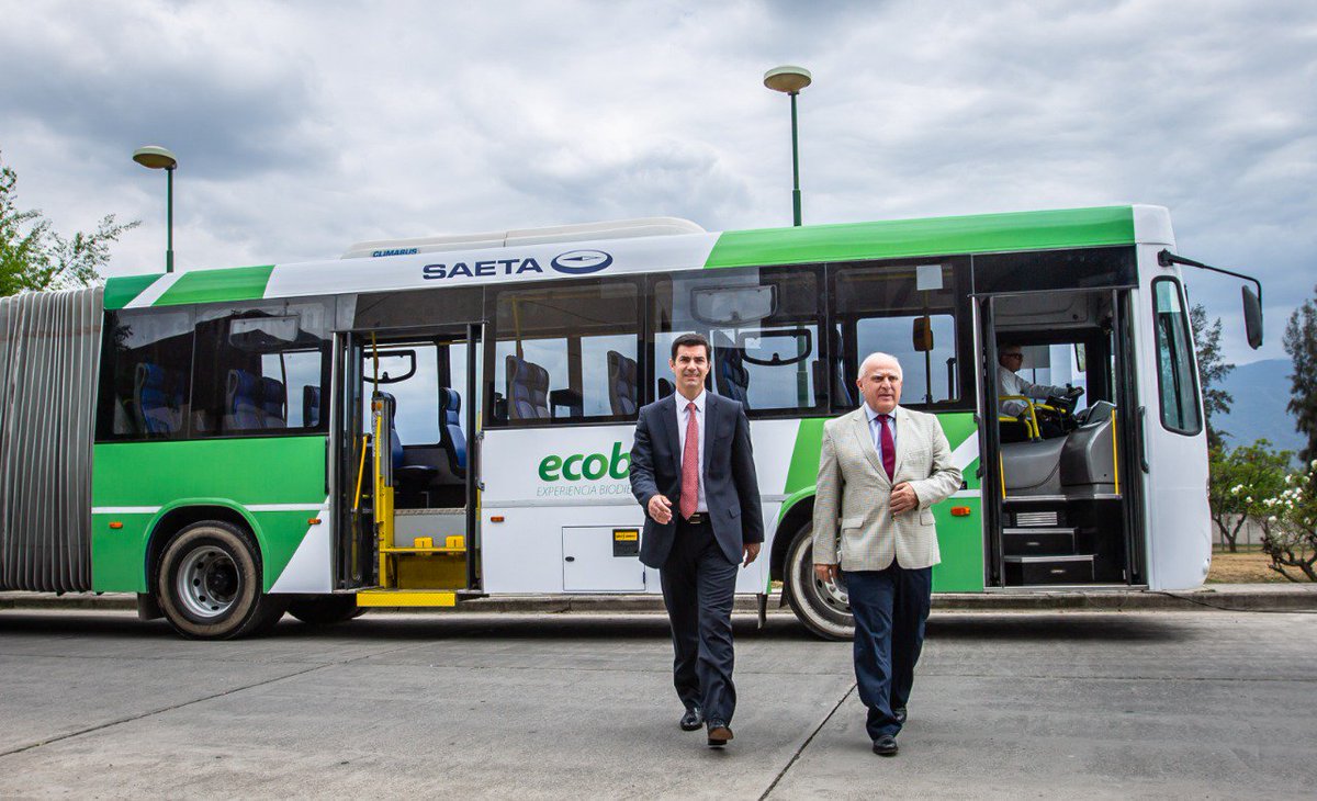 UrtubeyJM's tweet image. Firmamos con el gobernador de #SantaFe @MiguelLifschitz un convenio de cooperación para el desarrollo de energías renovables. A través del programa #BioBus, que implementa el biodiésel en el transporte urbano de pasajeros, queremos reducir las emisiones y ahorrar en combustible.