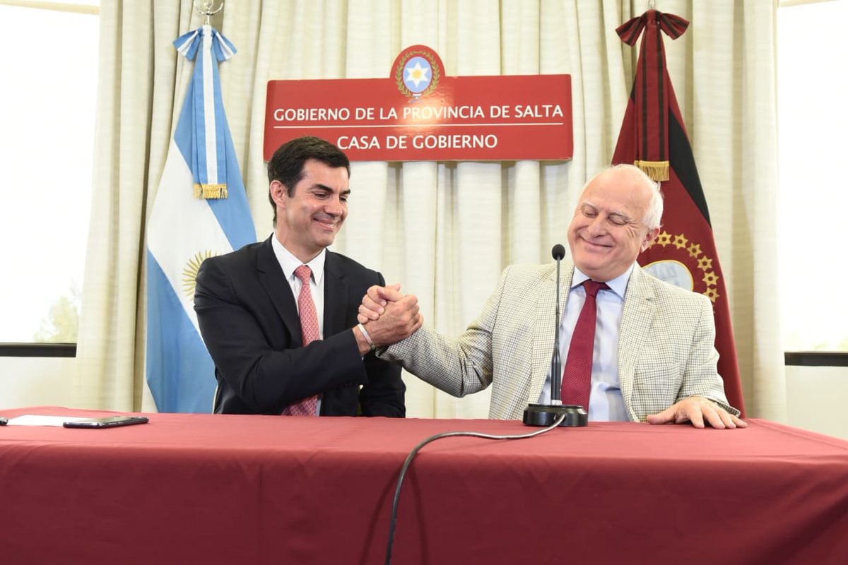 UrtubeyJM's tweet image. Firmamos con el gobernador de #SantaFe @MiguelLifschitz un convenio de cooperación para el desarrollo de energías renovables. A través del programa #BioBus, que implementa el biodiésel en el transporte urbano de pasajeros, queremos reducir las emisiones y ahorrar en combustible.