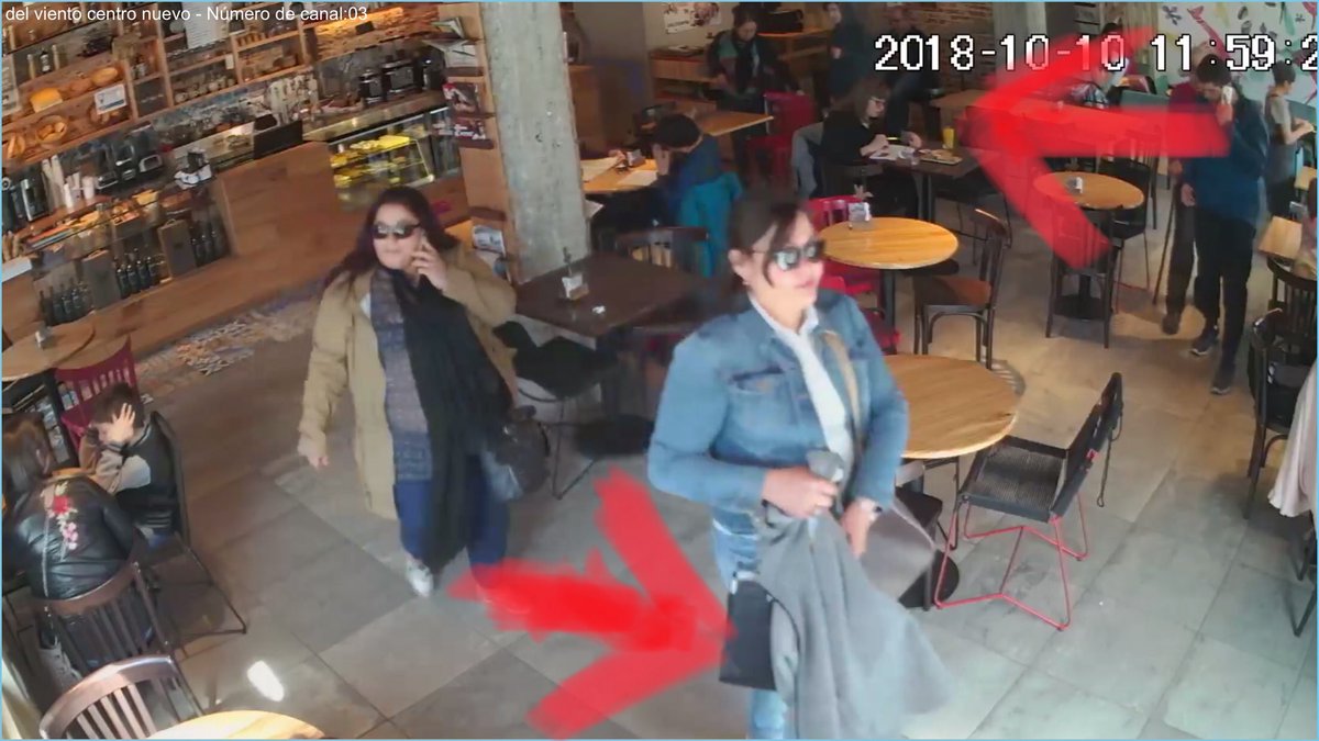 delviento's tweet photo. Esta cartera negra que se lleva esta mujer le pertenece a la sra sentada atrás difundir !!!!! https://t.co/gsLstCJMdQ