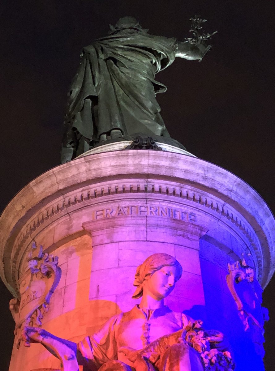 kevinandre09's tweet photo. Dîner en couleur pour la #fraternite place de la #republique @AbdennourBidar @FraterniteGen @FraterniteLabo @kawaa_co https://t.co/ElOMTW05LK
