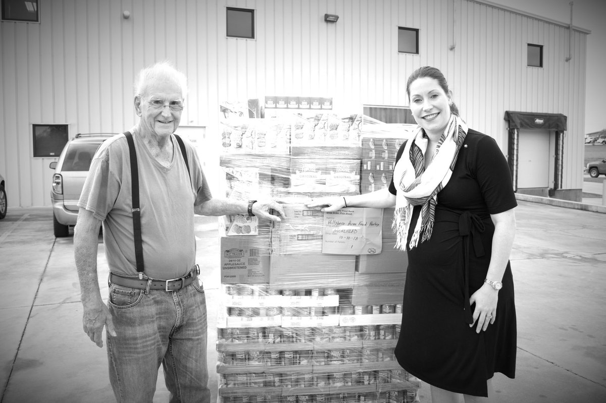 AlisonForKY's tweet photo. 700k Kentuckians don't always know where their next meal will come from. The @GPFoodBank team in Morehead do amazing work to help. My office is partnering with @KACo & @KyFoodBanks to #HelpFeedKY! Donate: https://t.co/vPW312Qlfe https://t.co/5HmhAfFa5u