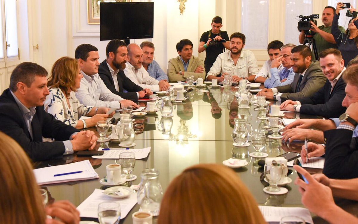 AleRossello's tweet photo. Hoy el Gobierno Nacional, a través de la Gendarmería, redobla los esfuerzos para mitigar los índices de violencia que sufre Rosario ya que consideramos que este es su principal problema. https://t.co/zPS6wl4csM