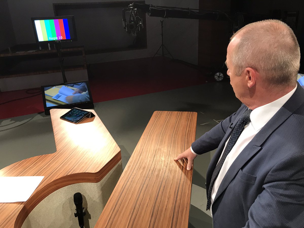 SandroBrotz's tweet photo. Hier schaut mein Studiogast - der zuständige Leiter Justizvollzug BELaszlo Porgas - den Beitrag über den verwahrten Vergewaltiger Peter Vogt, der mit Exit aus dem Leben scheiden will. Gleich hab ich da noch ein paar Fragen. #srfrundschau #StudioTweet https://t.co/lnkSjrHo6Y