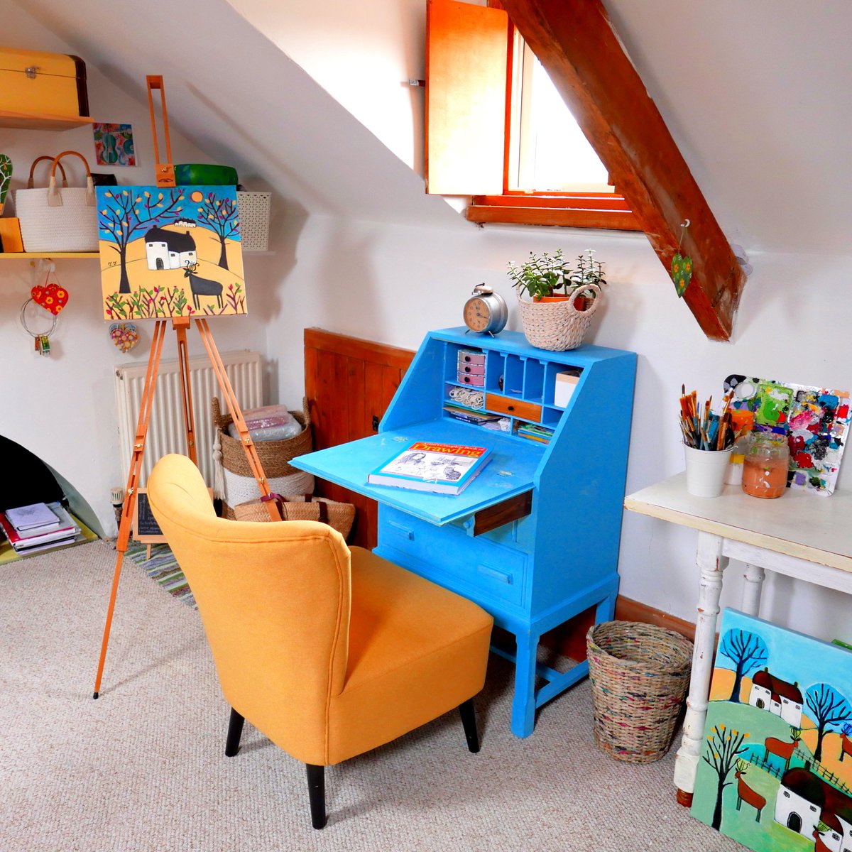 TeodoraPainting's tweet image. Colourful art deserves a colourful studio and a yellow chair from @HomesenseUK . 💛💙
#studiofolksy #makerstudio #studio #artiststudio #art #artist #colour #colourful #handpainted #yellow #chalkpaint #cottage #HomeDecorDIY