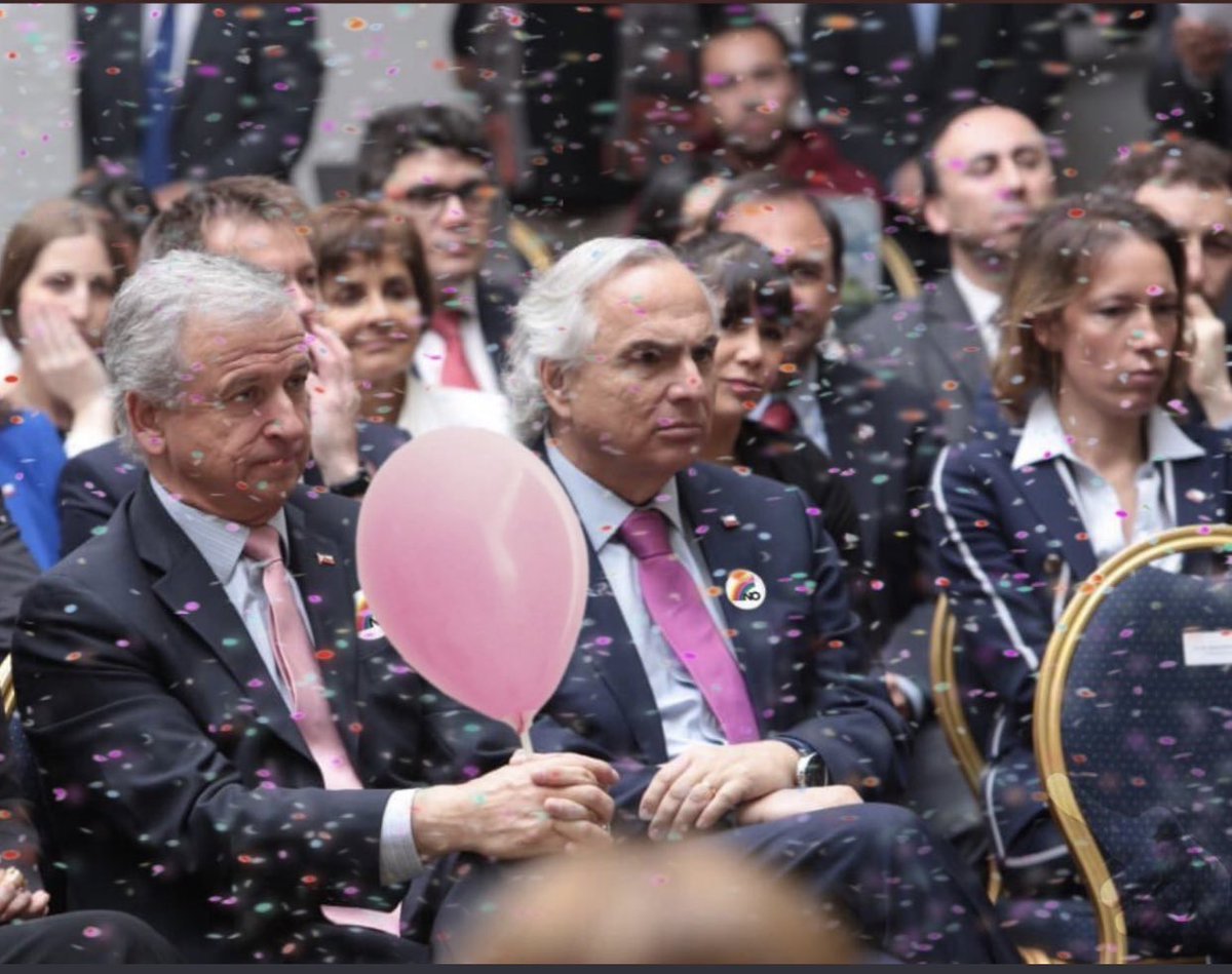 ChileCheck's tweet image. #AlertaChileCheck [HILO 1/3] Está circulando la siguiente foto que mostraría al ministro del Interior, @andreschadwickp y el ministro de Hacienda, @felipelarrain con una chapita de la campaña del No, del plebiscito de 1988.