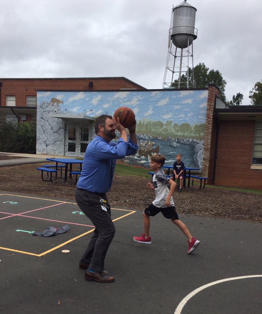 SandyGoExplorer's tweet image. Connecting with kids in and out of the classroom.Mangum men rock! @MangumExplorers #WeAreDPS