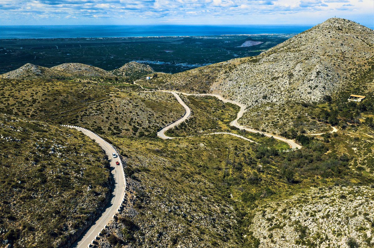 What a view! All these corners and gradients, pain and fun - that's why we are riding!
#cycling #cyclingkit #cyclingapparel #cyclingwear