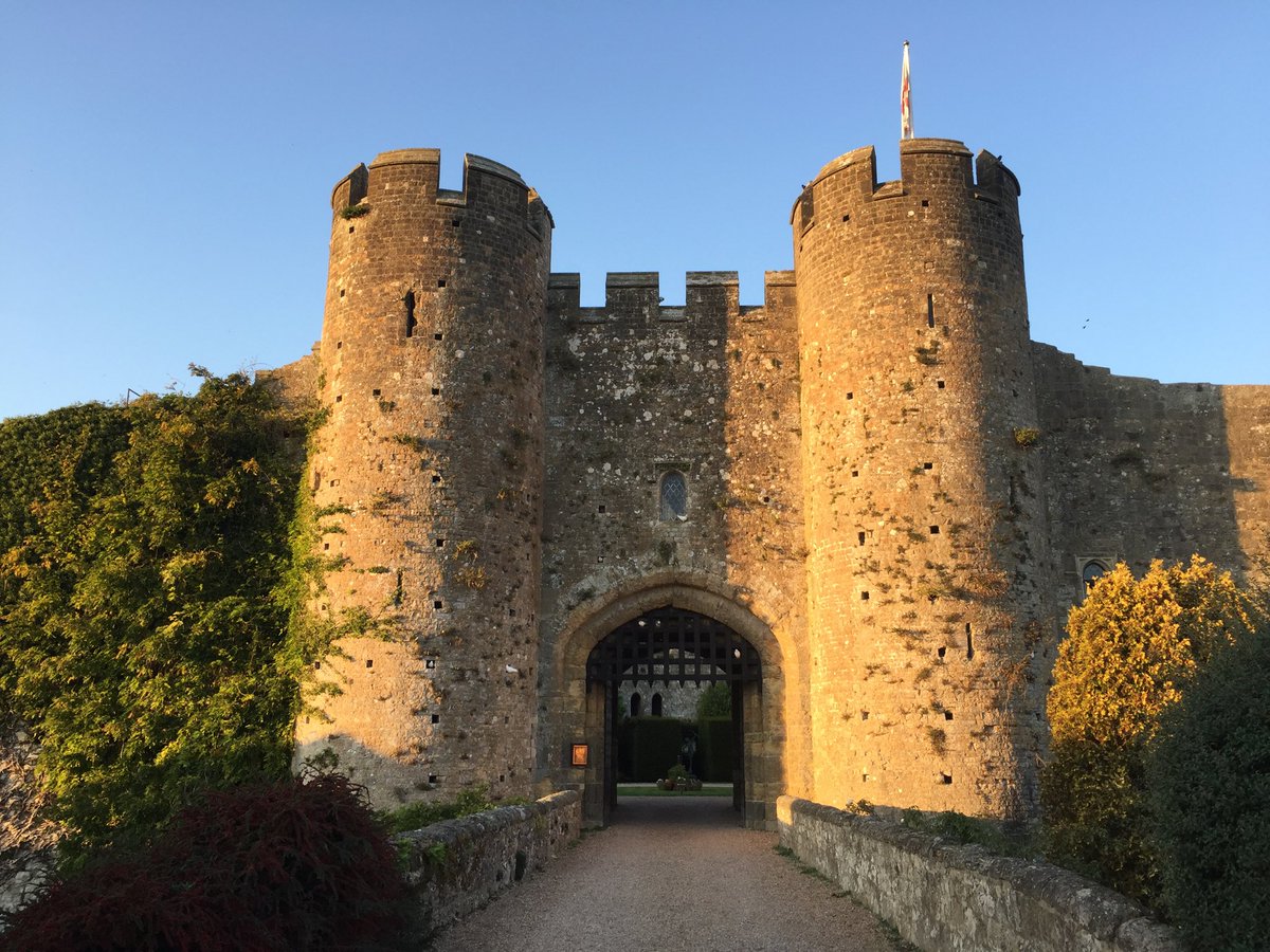 How to make an entrance... Researching a piece for ⁦<a href="/BritainMagazine/">BRITAIN magazine</a>,⁩ my digs for tonight is stunning ⁦<a href="/amberleycastle/">Amberley Castle</a>⁩. Henry VIII, Elizabeths (I &amp; II) and Charles II all passed through at one time or another. ⁦⁦<a href="/BrownswordHotel/">Brownsword Hotels</a>⁩ #luckylad