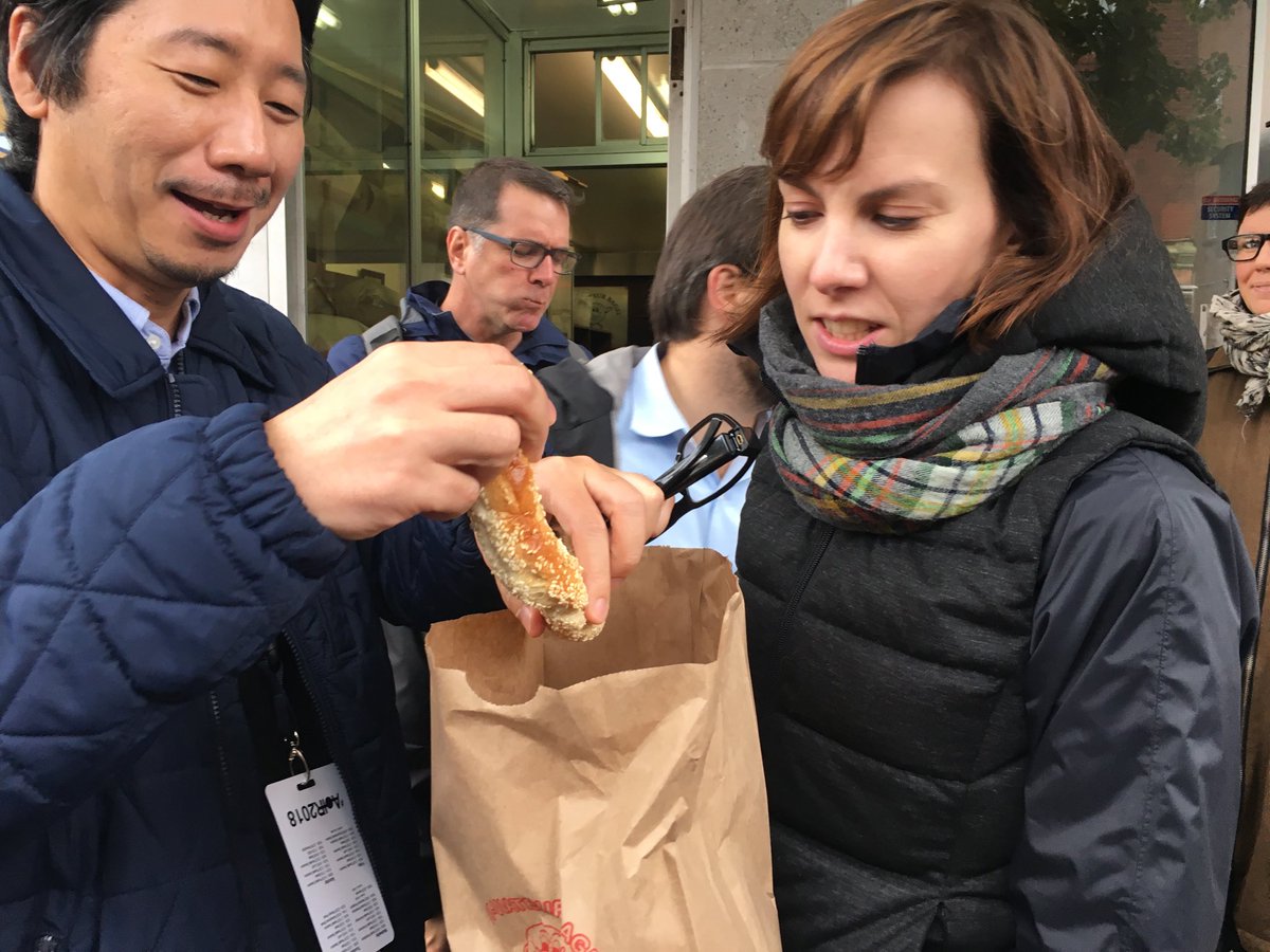 f_millerand's tweet photo. #labcmowee Bagel Time ! https://t.co/6SfELKlO7h