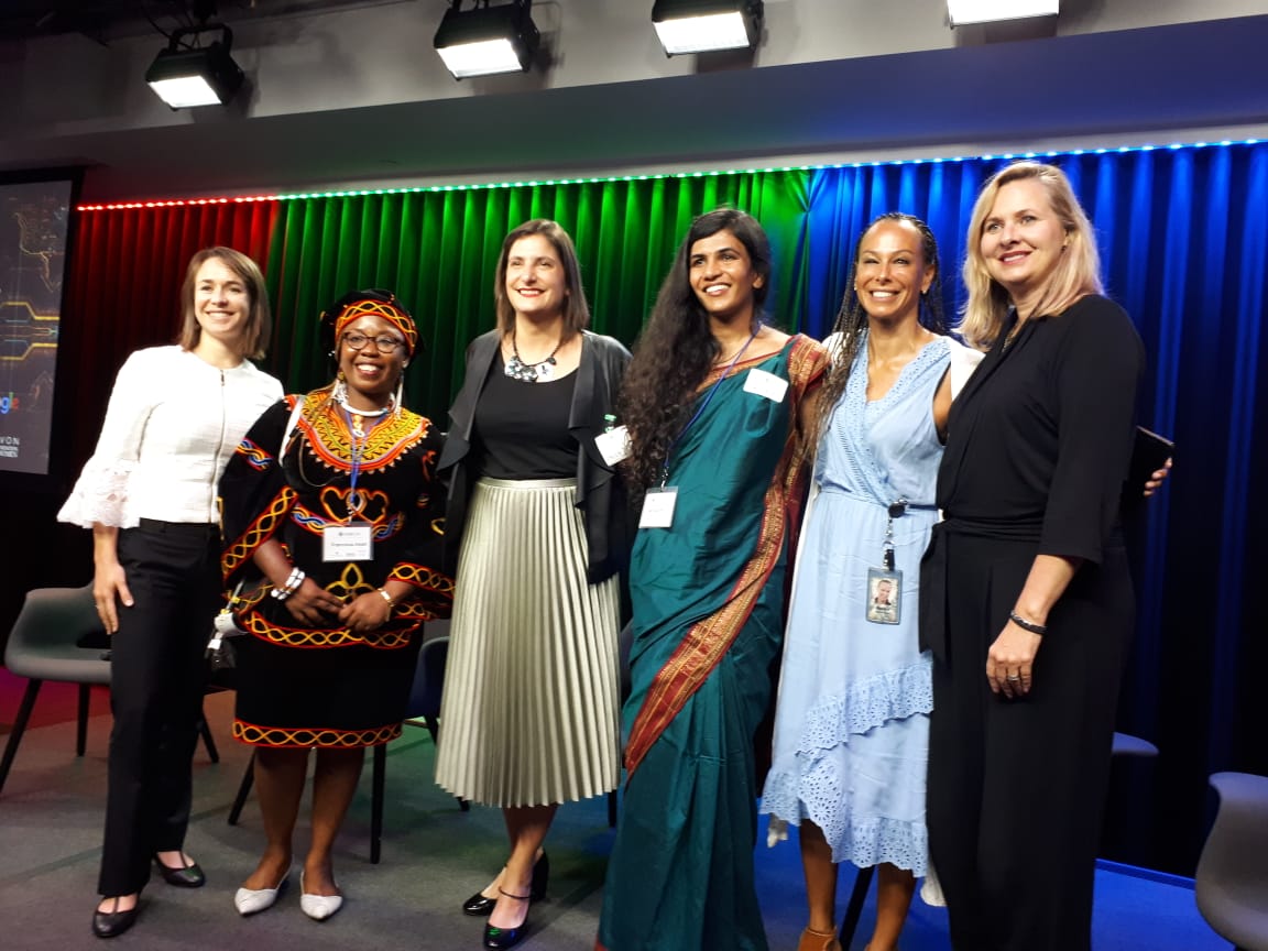 FundacionAvon's tweet photo. Compartimos una experiencia que nos llena de orgullo @AnaAlvarez, participó del Global Freedom Exchange organizado por @VitalVoices, con auspicio de @HiltonHotels y @avonworldwide, compartiendo experiencia de Realidad Virtual sobre Violencia de Género, #SOSella. https://t.co/UYzONwcNaN