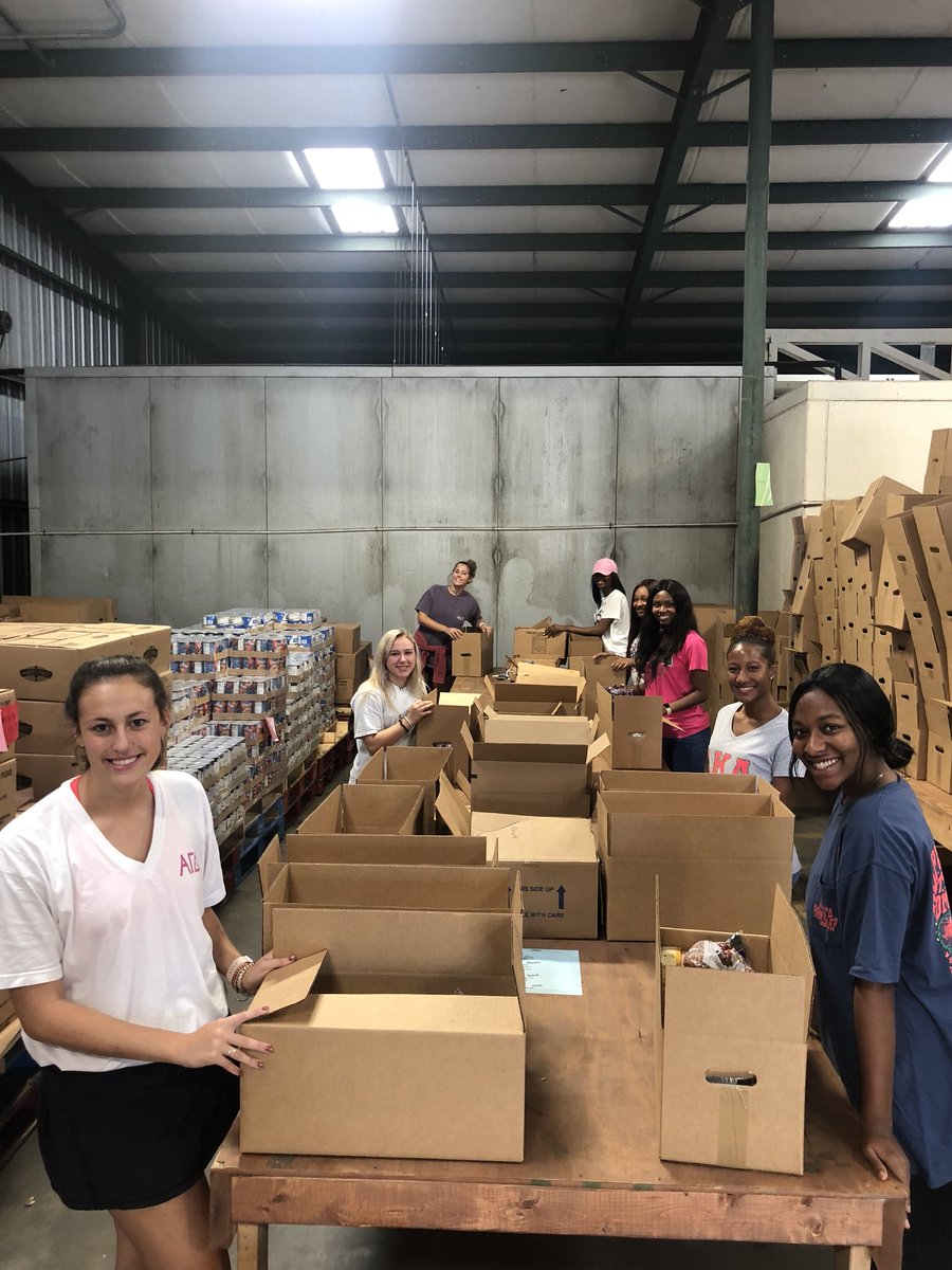 RachelSmith35's tweet photo. What a great start for @UAHomecoming Day of Service! Volunteers got their day started at @WestAL_FoodBank and @salvationarmy https://t.co/B4mSQGaq99