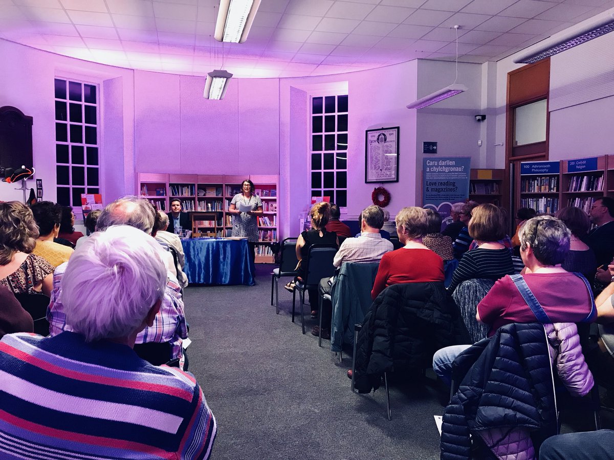 Llond lle o lengarwyr yn Llyfrgell Aberystwyth heno i wrando Ceri Wyn Jones yn traddodi darlith goffa ei athro barddol, T Llew Jones