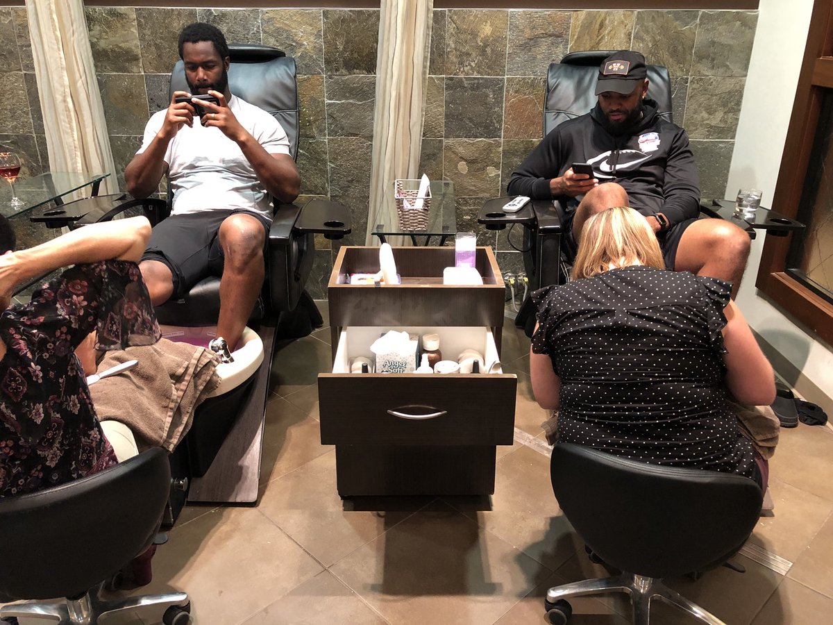 M_Contipelli's tweet photo. A difference maker on the field and off: #Bengals Carlos Dunlap treated breast cancer survivors to a spa day. A few of his teammates joined in too! Just another great gesture and event put on by Carlos 👏🏻 #BreastCancerAwarnessMonth https://t.co/zIvWFtxxzY