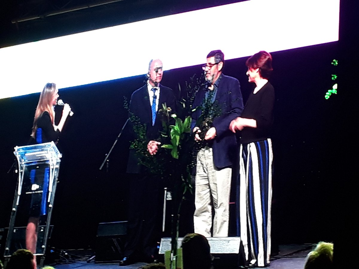 revistacontras1's tweet image. Manuel Salgado de @ProColor_cl recibe el premio de Líder Gráfico 2018 en Cena Anual de la Industria Gráfica. @Asimpres