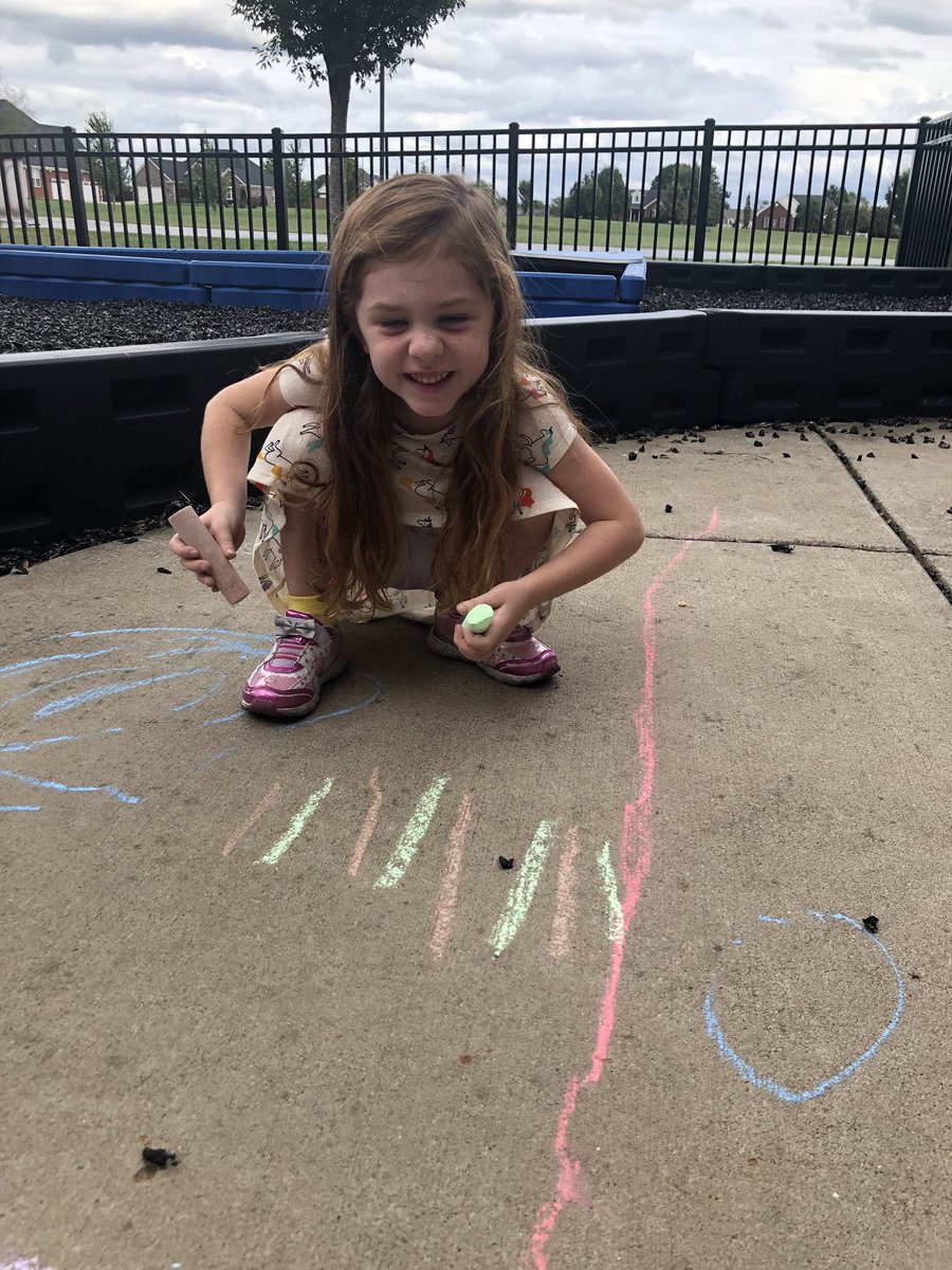 JRESRamey's tweet photo. Math outside! #chalkpatterns https://t.co/mfQMxlGR3L