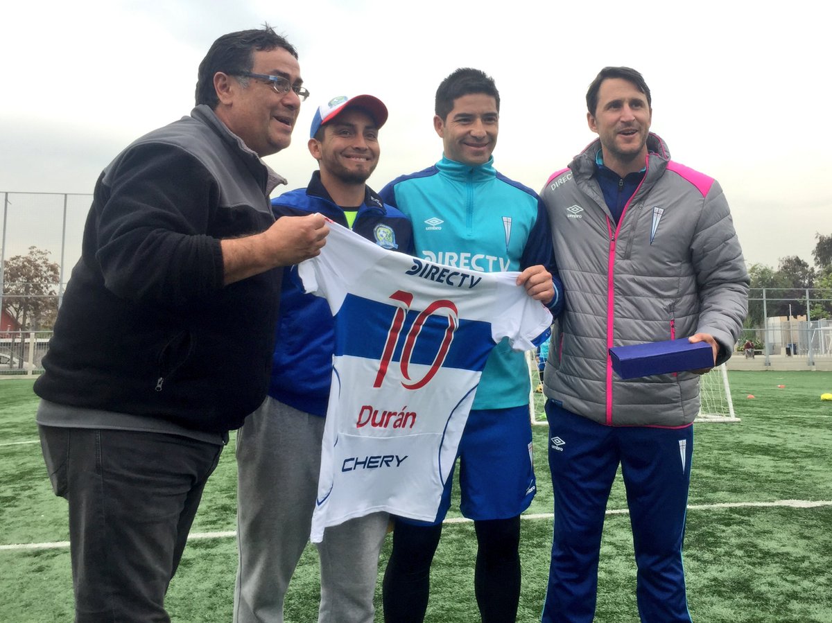 Cruzados's tweet photo. Nuestro Capitán @Cris4Alvarez y DT Beñat San José realizan la entrega de la camiseta de #LosCruzados y un acrílico conmemorativo de esta actividad al encargado de Deportes (en representación del alcalde) de @Muni_Indep 👍
#CatólicaSocial ⚪️🔵 https://t.co/o1qKmqDWnM