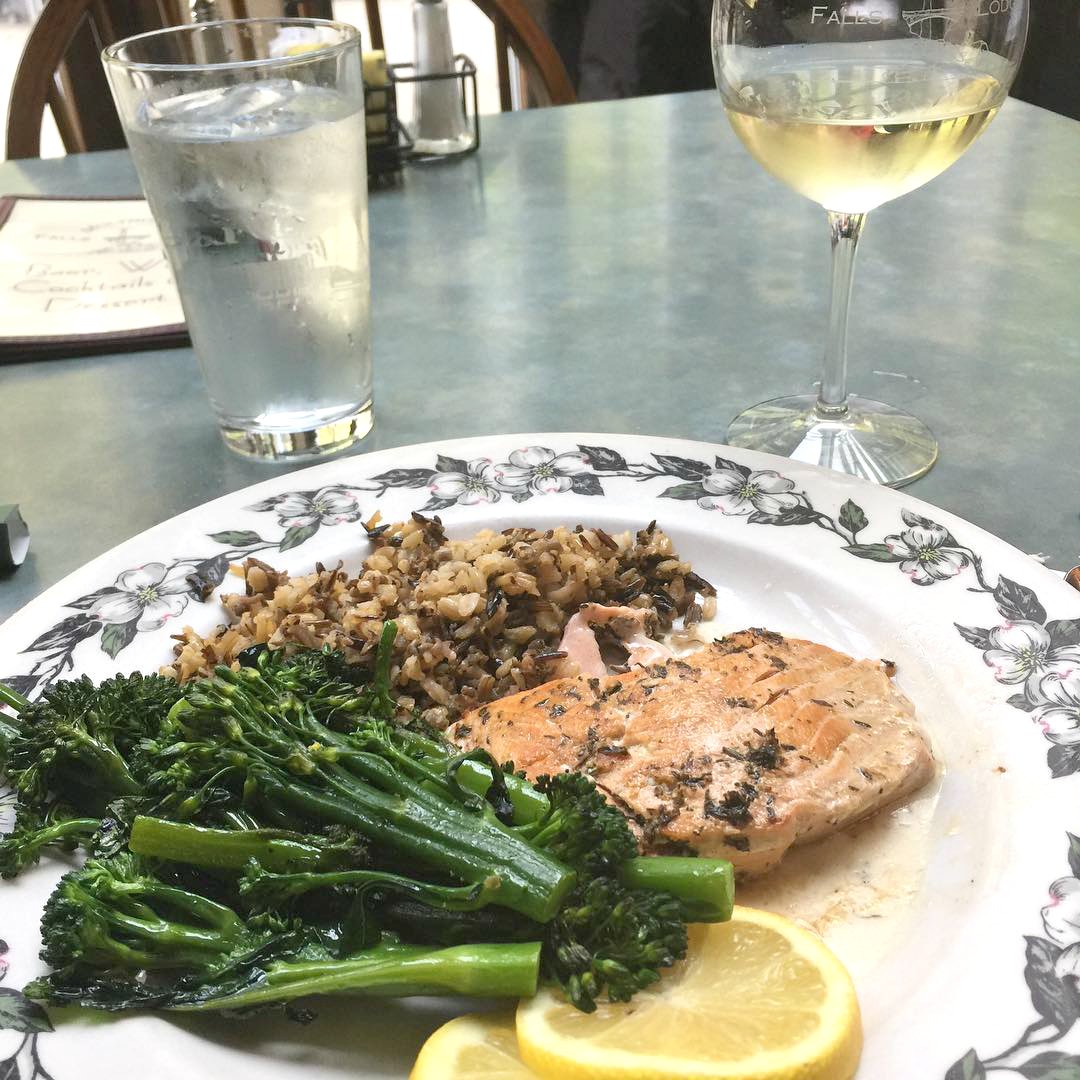 MultnomahFall's tweet photo. Pro-tip: Pair White Wine with any of our fresh fish entrees! It makes for a beautifully balanced dinner.
Instagram by rebeccakristrim.
.
.
.
#MultnomahFallsLodge #MultnomahFalls #Salmon #HealthyEating #EatingLight #WineWednesday #WhiteWine #FreshIsBest #VisitOR #OReats https://t.co/W9yaOP6nzm