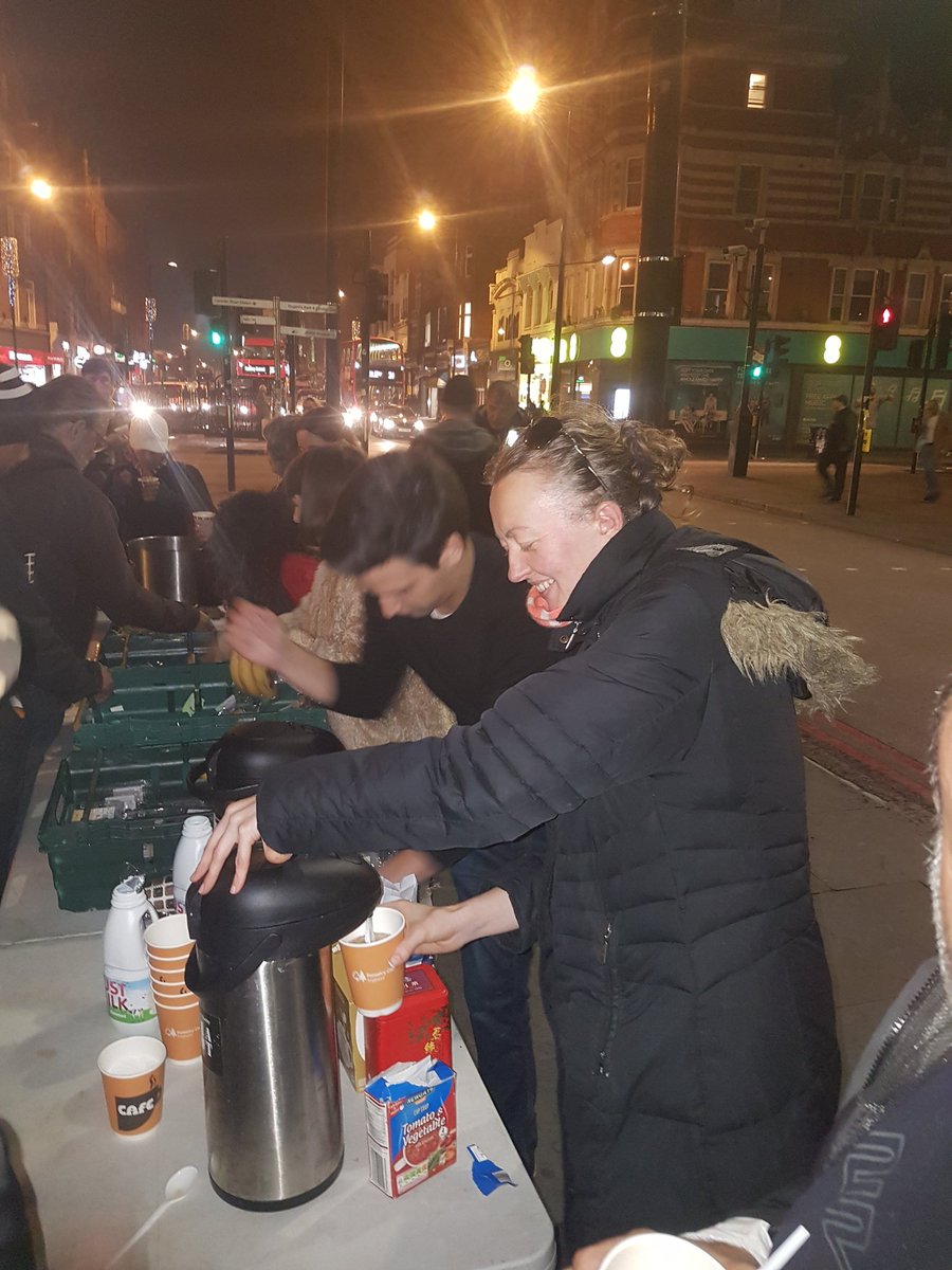 Another busy evening in #Camden with <a href="/RefugeeCKitchen/">Refugee Community Kitchen</a> &amp; <a href="/streetvetuk/">StreetVet</a>
#WorldHomelessDay 
#SolidarityNotCharity