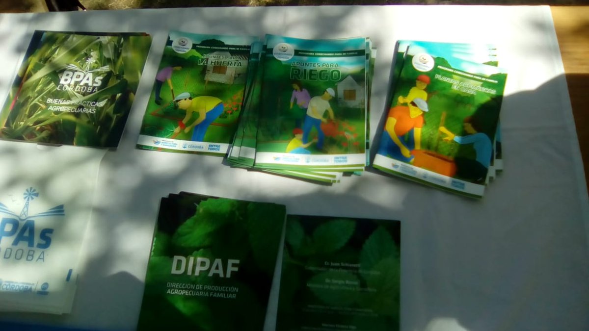 MinAgriCba's tweet photo. Técnicos de #Dipaf y de la Agencia Zonal de #RioCuarto participaron hoy con un stand institucional en la muestra #Fericambio en #RioCuarto. Son 50 expositores que presentan productos hortícolas, avícolas, quesos, miel, panificados, artesanías, conservas, entre otros. https://t.co/DHxf9AgNDd