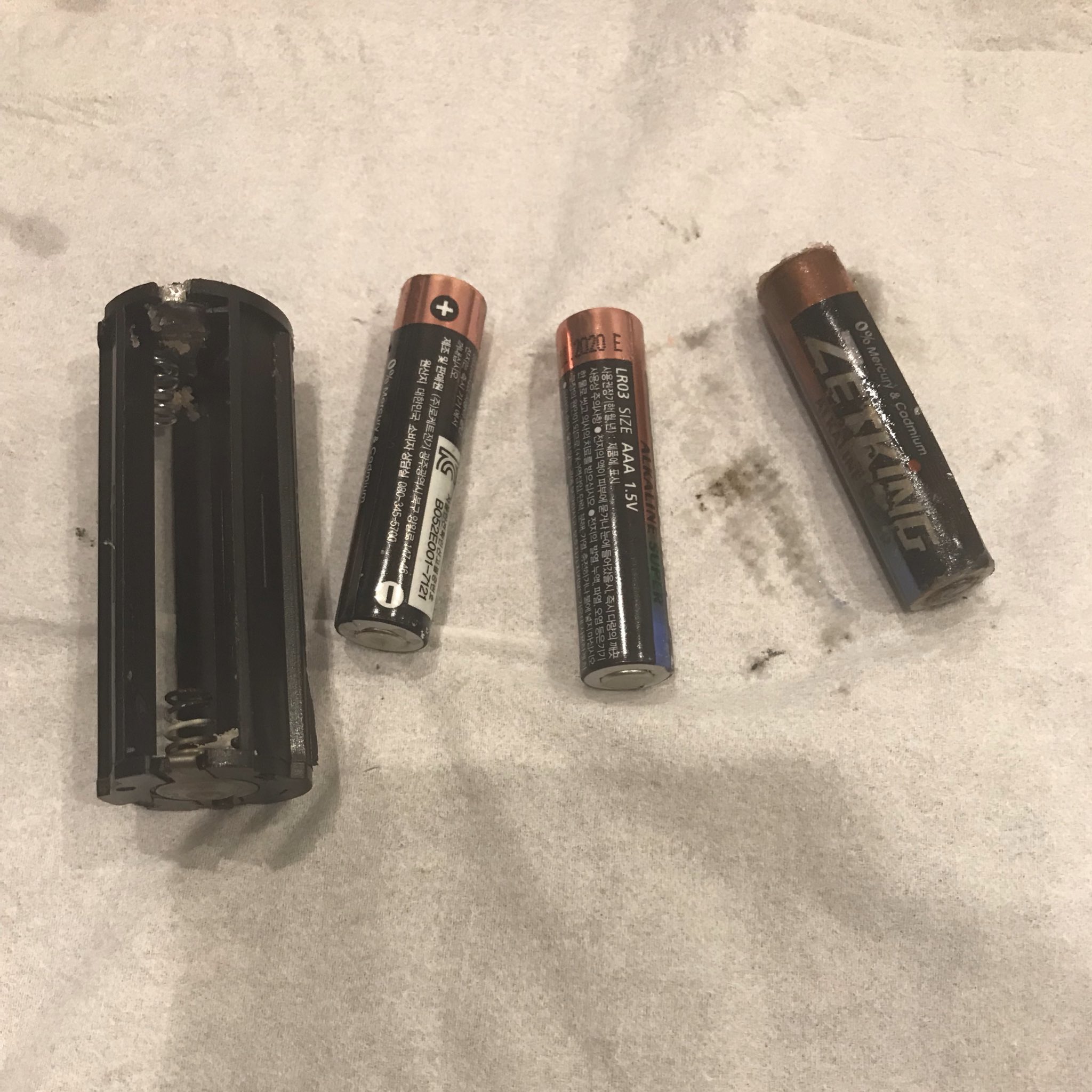 ばなな 初期のアミボムずーっと電池入れっぱなしにしちゃってたの今確認したら液漏れで大変爆発しなくて良かった もう使えないかな