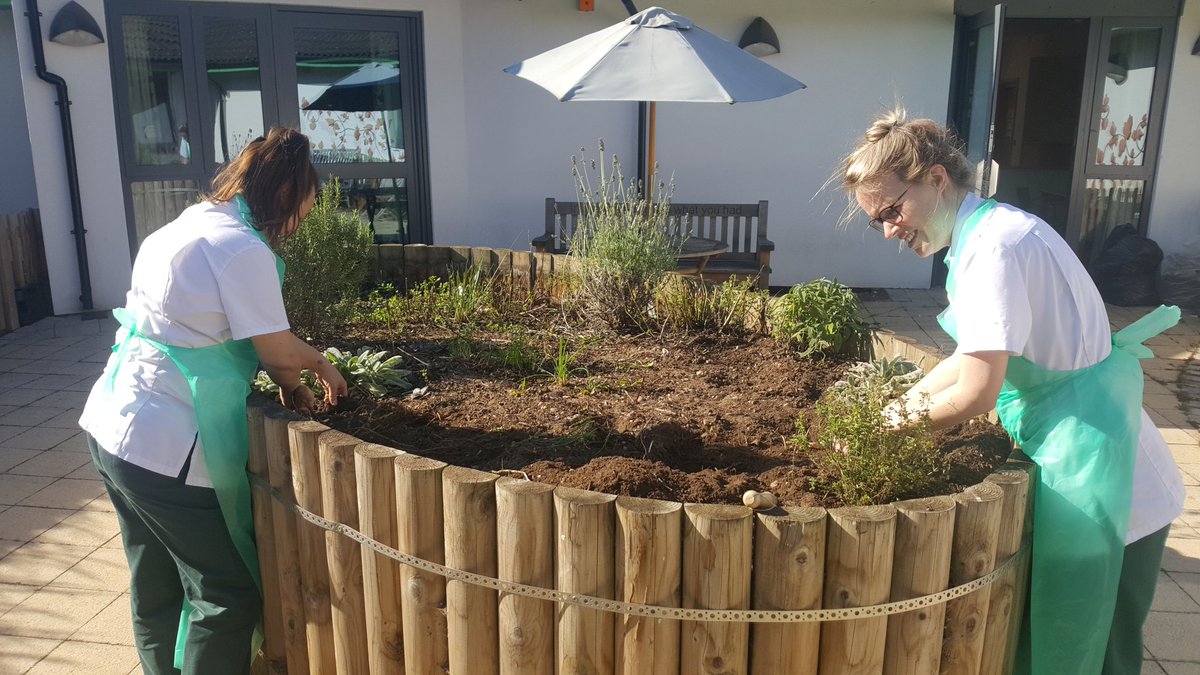 MarieTheOT's tweet photo. @CovUniOT students getting green fingered and putting occupation into practice in the glorious weather today @OAIMS_HACW @WorcsHealthCare. #placementdiaries  #otstudents https://t.co/XaQ7hCDzWc
