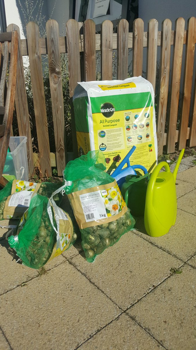 MarieTheOT's tweet photo. @CovUniOT students getting green fingered and putting occupation into practice in the glorious weather today @OAIMS_HACW @WorcsHealthCare. #placementdiaries  #otstudents https://t.co/XaQ7hCDzWc