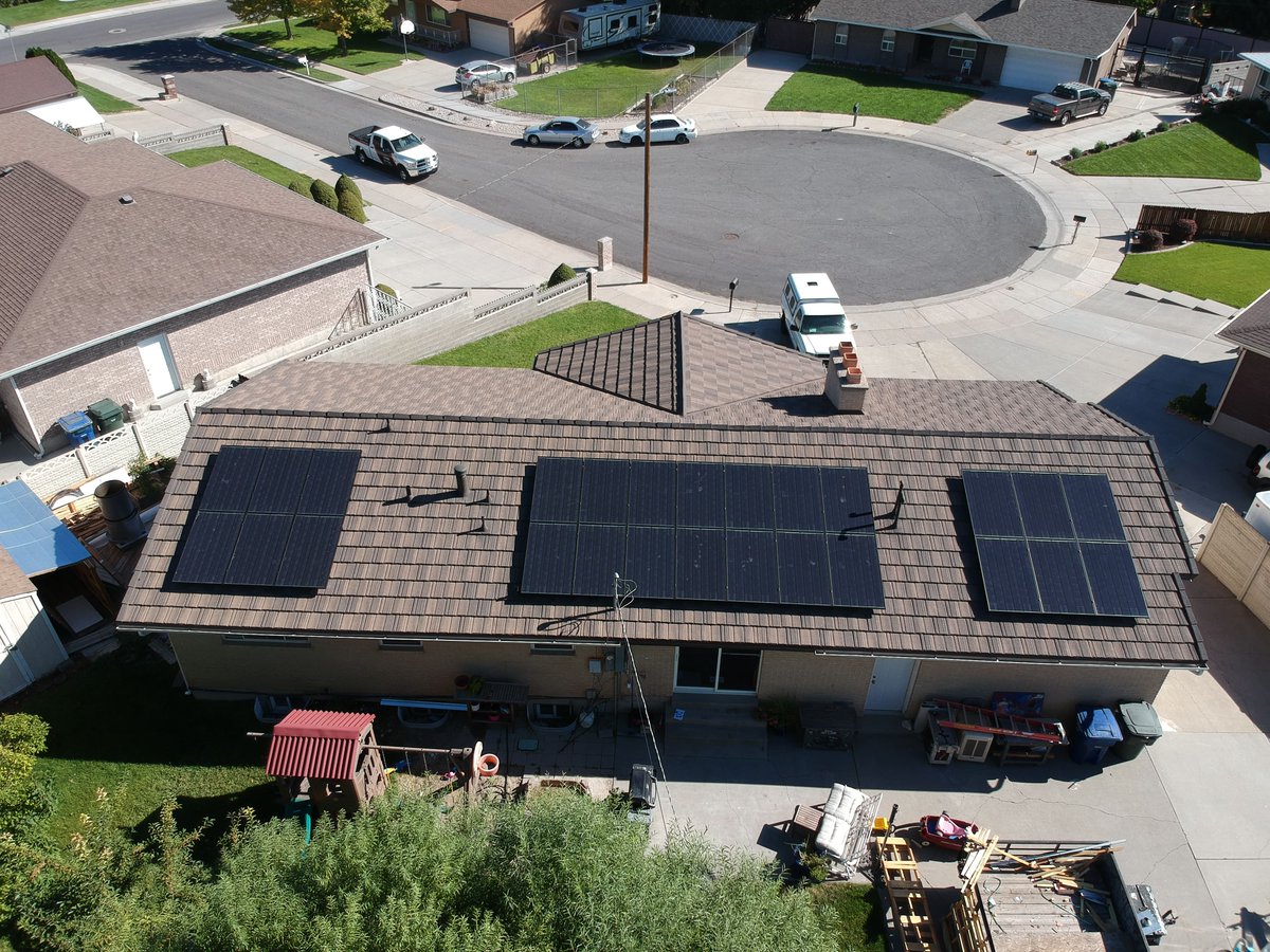 Lastime_SLC's tweet photo. #StoneCoatedSteel and #solar are a match made in heaven. Don't worry about what happens when you need to replace your roof after you get solar and install it over a lifetime roof. #green #reroofing #roofing #metalroofs https://t.co/vfEU80O4iC