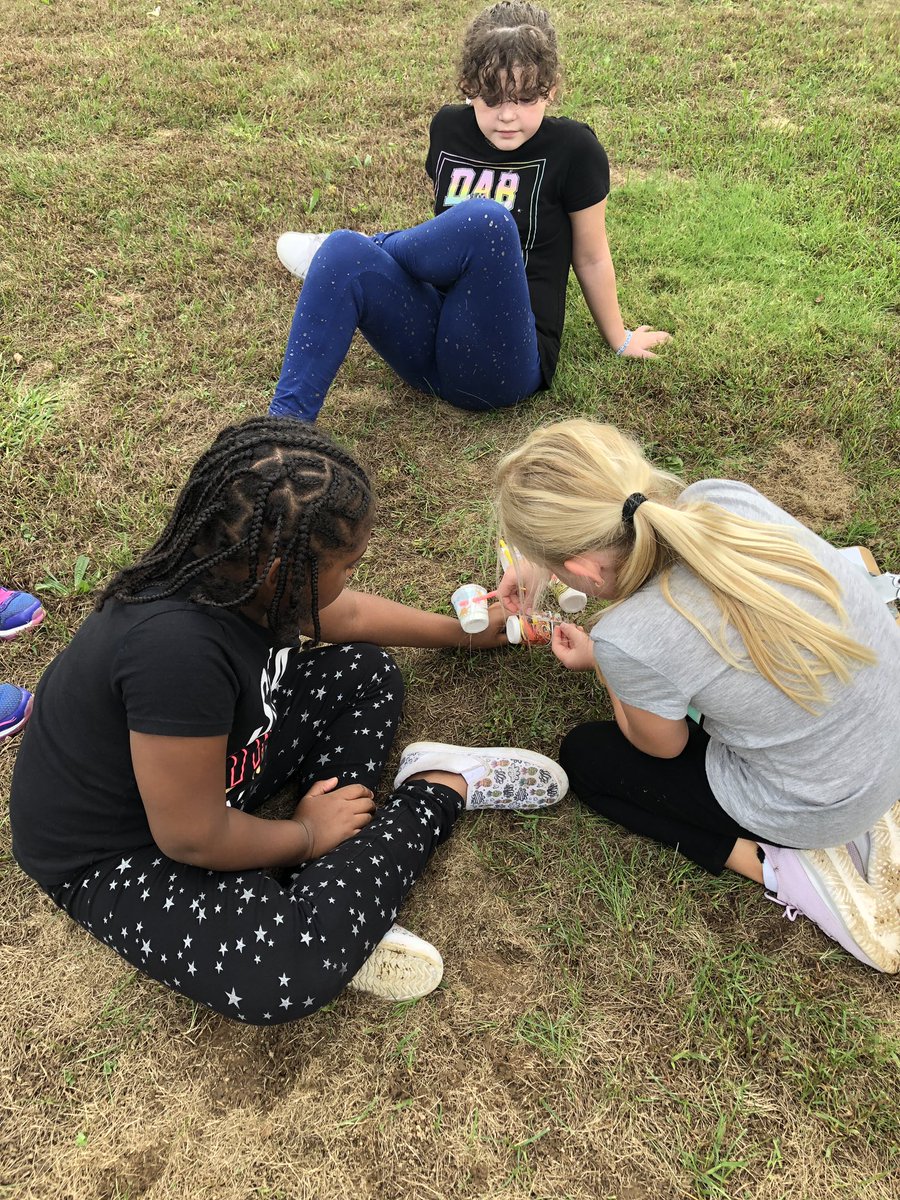 ShannonRicker28's tweet photo. Perfect day to test our anemometers! 💨 #PKthirdgrade @MrsJVMiller @WMScienceIA https://t.co/eZfxwgBXJO