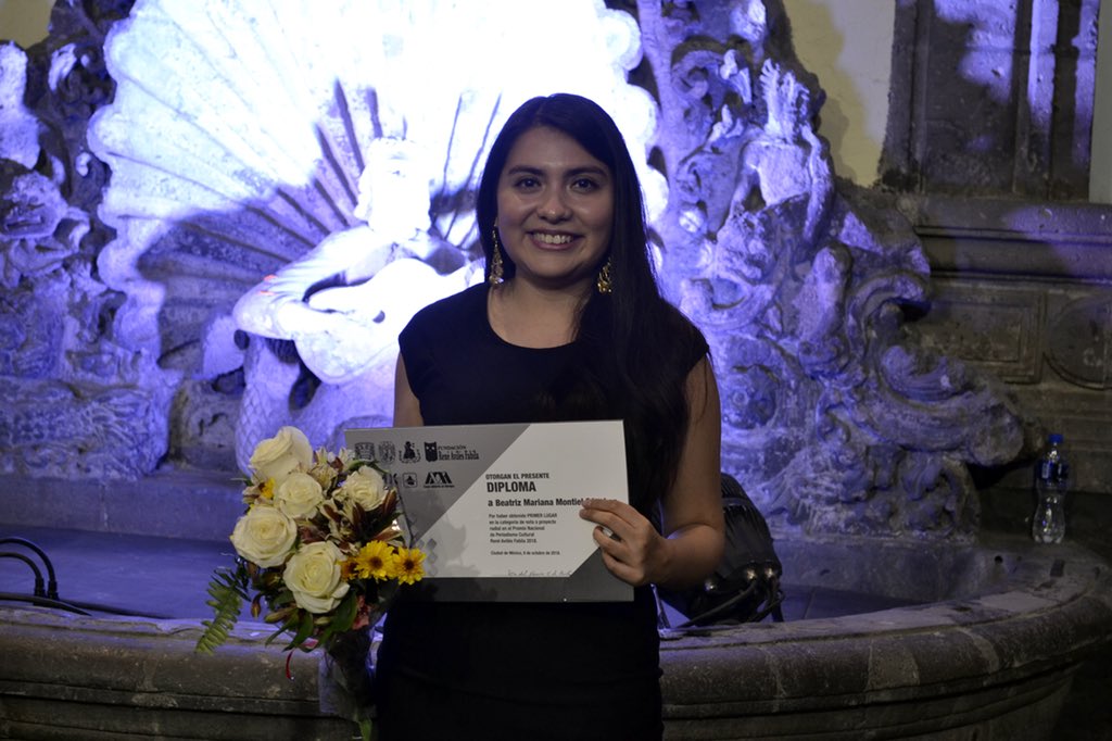 CDI_mx's tweet photo. Felicitamos a Mariana Montiel Sánchez quien recibió el Premio Nacional de Periodismo Cultural René Aviles Favila  2018, por su proyecto Ku'xul K'opetik, Palabras Vivas", que aborda el rock indígena de #Chiapas. 😎🤟🏽
Disfruta de este proyecto aquí 
➡️ https://t.co/znGgcRHz3p https://t.co/0rX34q1imd