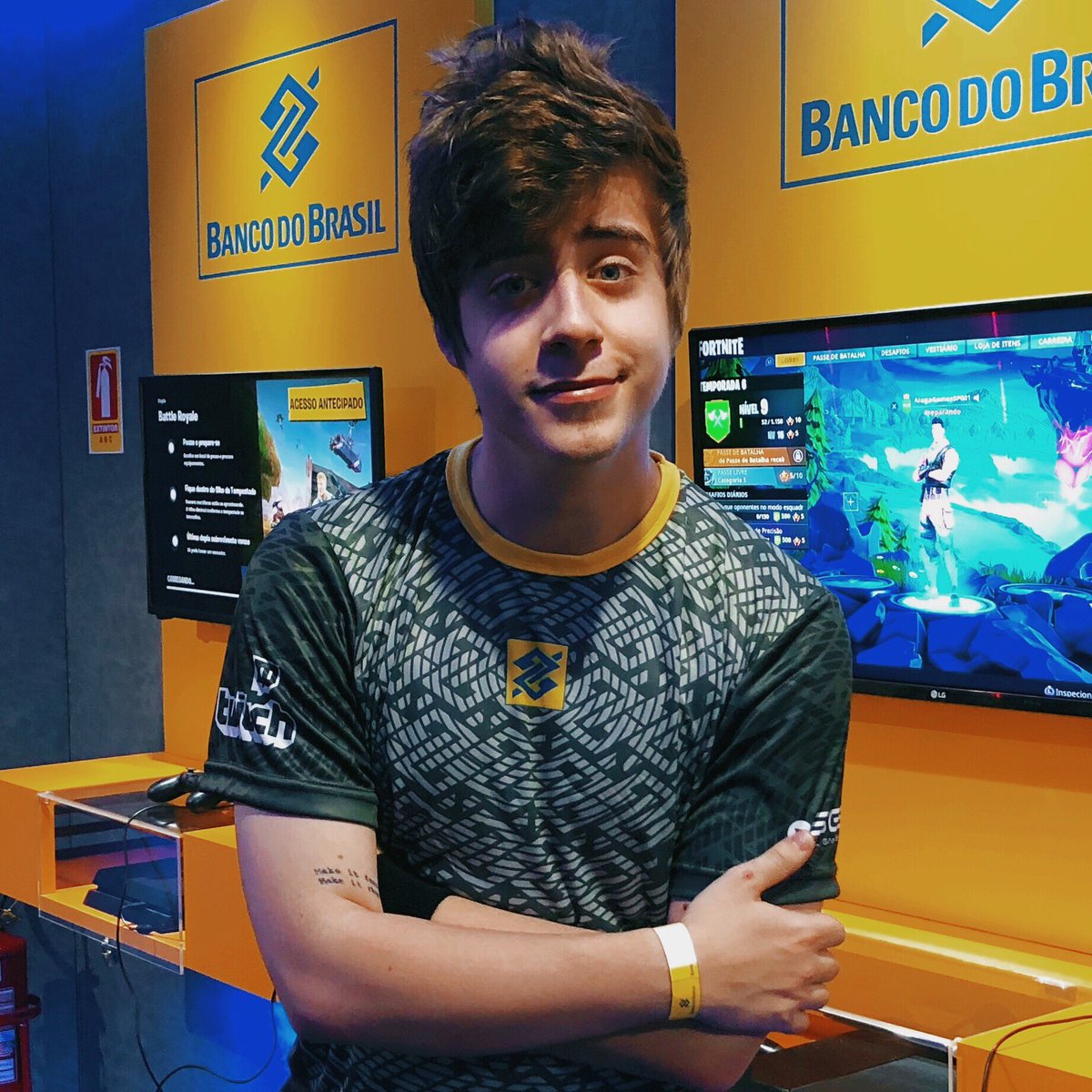 cellbit's tweet image. ja to na BGS aqui no stand do Banco do Brasil, que ta estreando na feira, e eles tao patrocinando DOTA 2 e lançando o canal da twitch deles 💛 eu vou cobrir tudo nas redes deles @bancodobrasil #maisquedigital