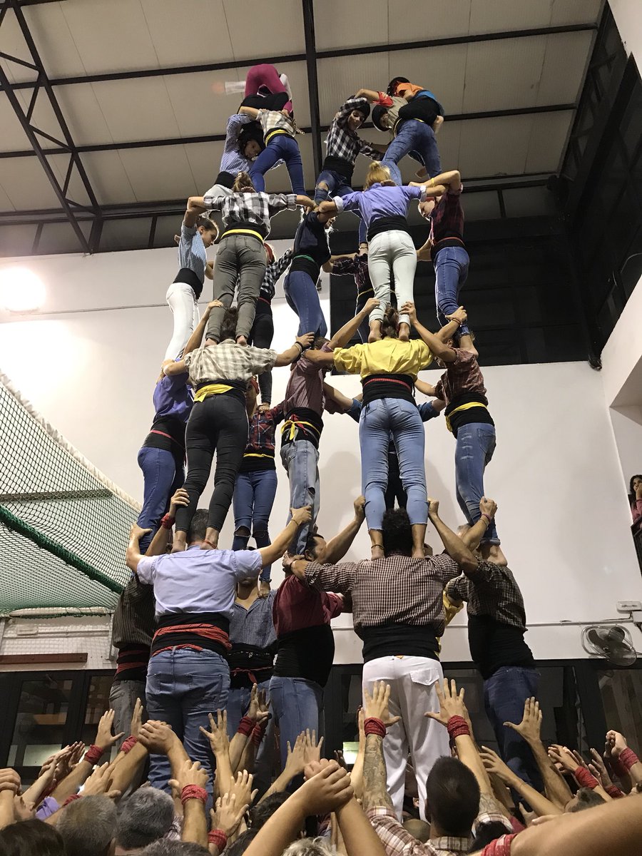 nensdelvendrell's tweet photo. Els jugadors del @okcevendrell a l’assaig! #castellers #SOM #OKvendrell 🔴⚫️ 🏒 https://t.co/Mp8gCtYTh9