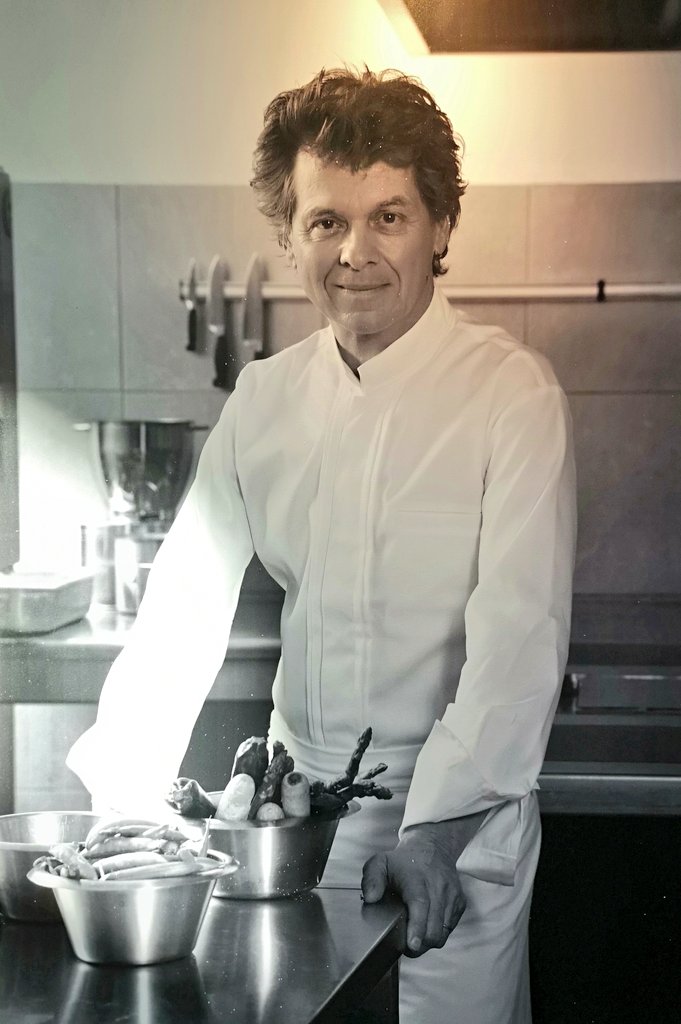 landais_cedric's tweet photo. Expo siège #airfrance : Joli clin d'œil à notre partenaire @servair &amp; aux belles signatures gastro, étoiles en + dans le ciel pour le + grand plaisir de nos clients à bord d #airfrance https://t.co/alaY1v4LoL #SemaineDuGout @ChefGuyMartin #michelroth #rudyfalliex  #ZHAOGUANGYOU https://t.co/VV0ieFFIhn