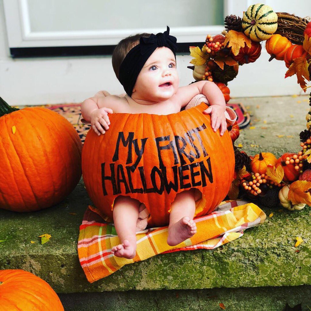 HelloNewmann's tweet image. Hey @TheEllenShow Happy October from my niece Claire! She’s excited for her first Halloween 🎃. 
Some of her favorite things include: Dancing to all of @official_tWitch ‘s funky beats (while watching your show), FARTING on demand, and @jtimberlake !! 

@emont22 @newman_molly