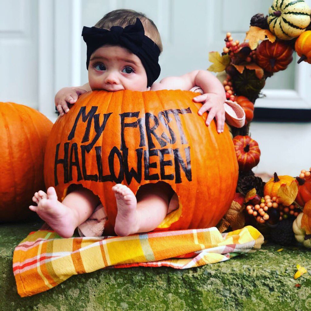 HelloNewmann's tweet image. Hey @TheEllenShow Happy October from my niece Claire! She’s excited for her first Halloween 🎃. 
Some of her favorite things include: Dancing to all of @official_tWitch ‘s funky beats (while watching your show), FARTING on demand, and @jtimberlake !! 

@emont22 @newman_molly